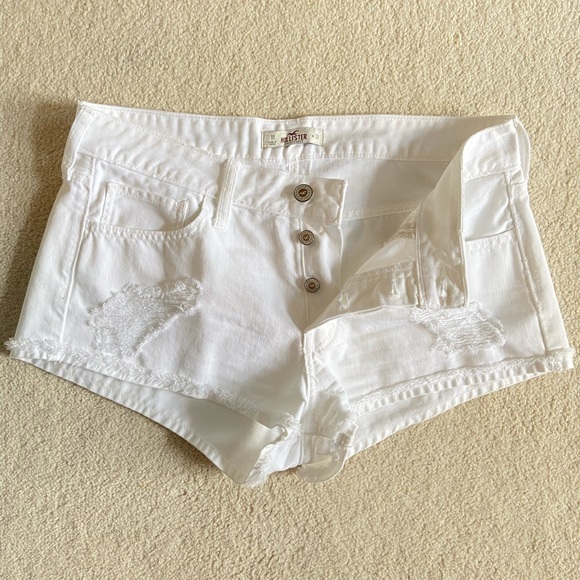 White Hollister shorts w buttoned fly {fits small} - Picture 2 of 4